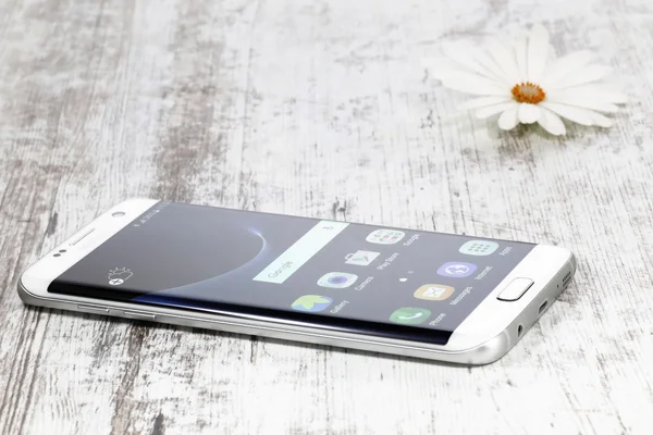 Tulisan “E” di Smartphone