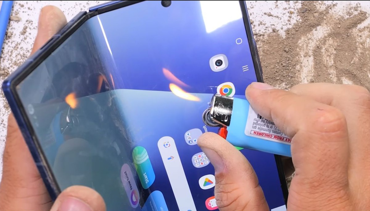 Ketika layar Samsung Z Fold 7 dibakar.