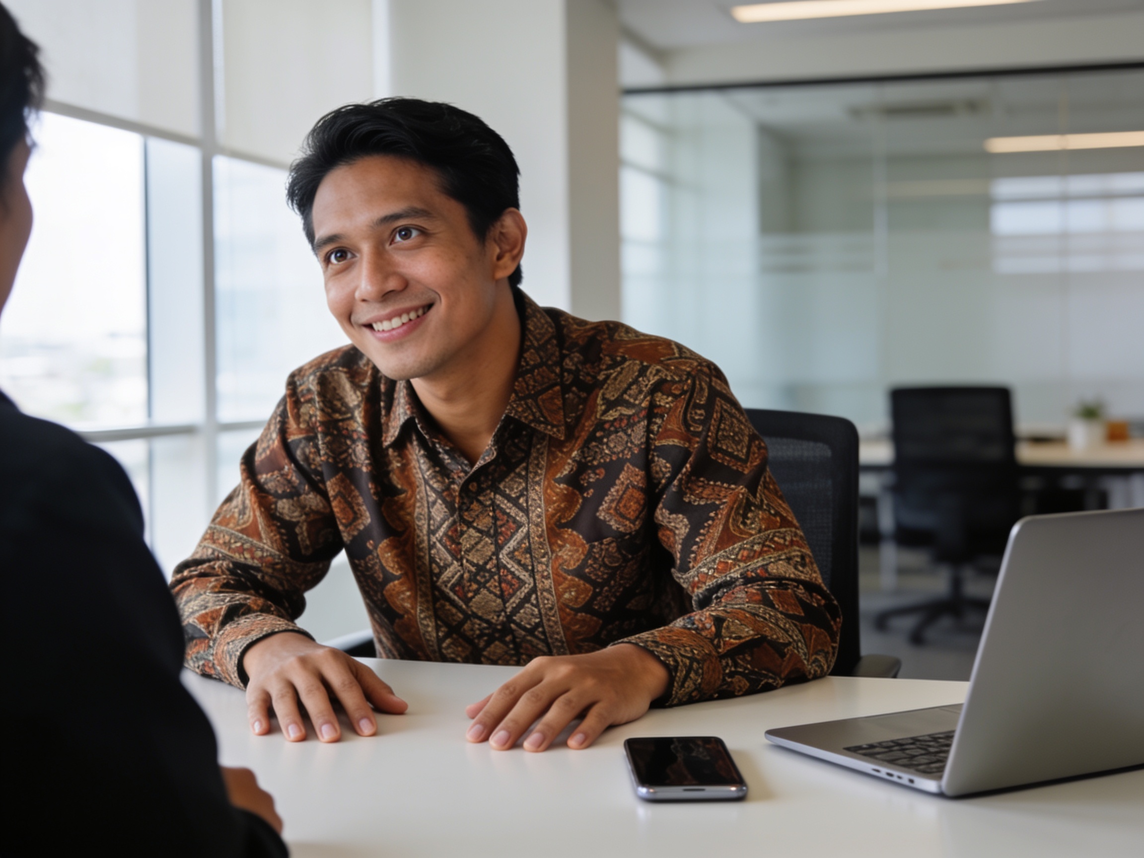 Profesional Indonesia menerapkan optimasi fungsi smartphone modern di ruang kerja Jakarta.