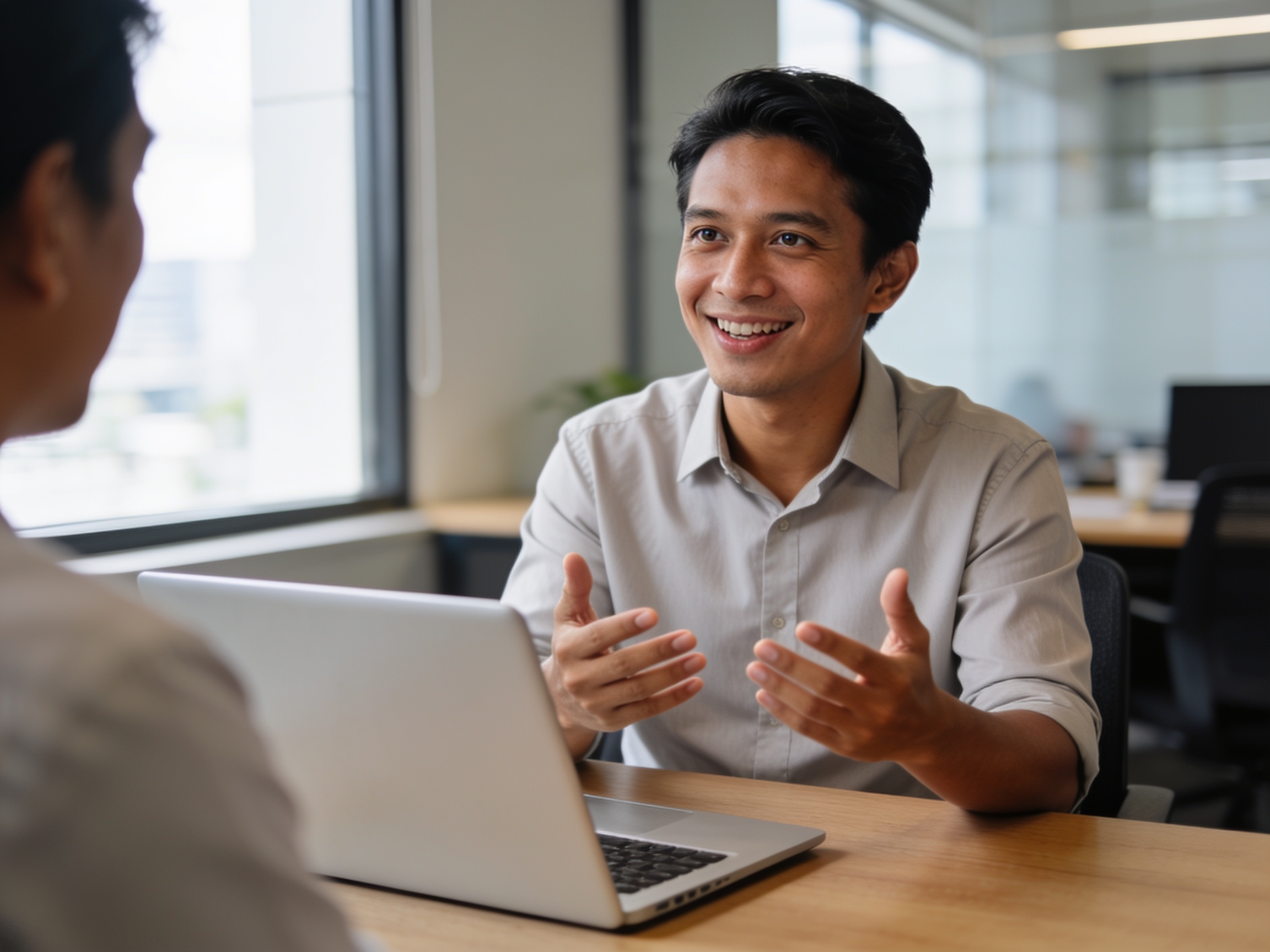 Pria profesional Indonesia bekerja dengan tablet di kantor modern Jakarta